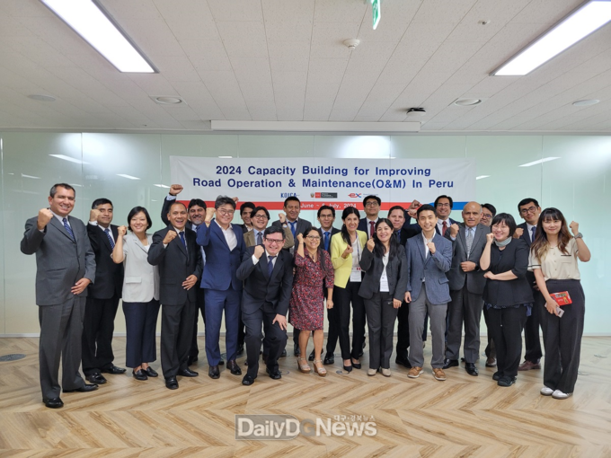 7월 5일 페루 연수생들과 한국도로공사 관계자들이 한국도로공사 EX-스마트센터에서 열린 수료식 후 기념촬영을 하고 있다.