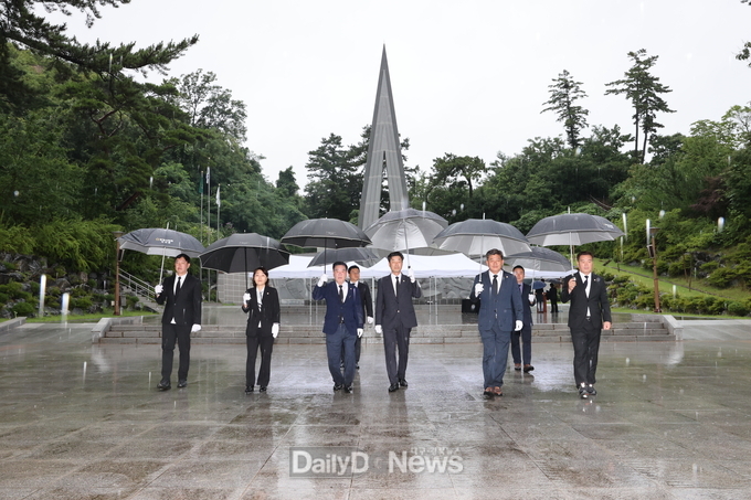포항시의회, 9대 후반기 공식일정 시작(충혼탑 참배).