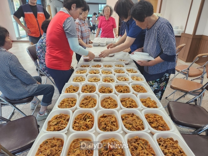 독거노인 가정에 사랑의 밑반찬 지원 봉사