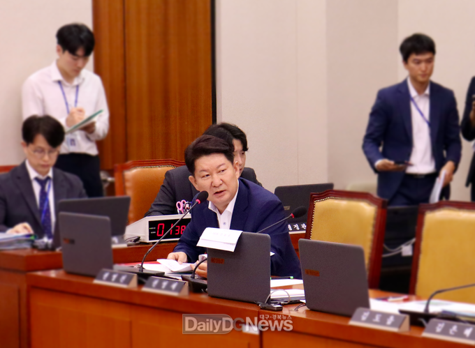 권영진 의원(대구 달서구병, 국민의힘)이 지난 19일 국토교통부 업무보고에서 발언을 하고 있다. (사진=권영진 의원실 제공)