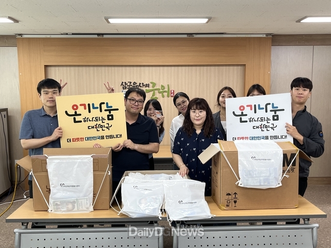 군위군 주민복지실 공무원봉사단 ‘재난피해복구키트 제작 ’자원봉사활동 실시