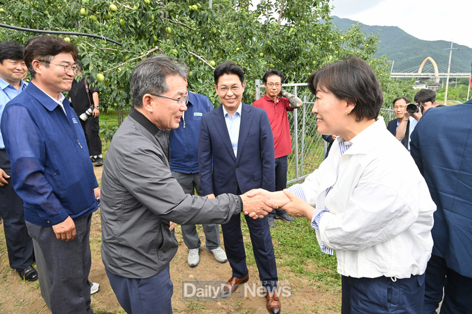 송미령 농림축산식품부 장관, 군위군 사과 농원 및 농산물유통센터 방문