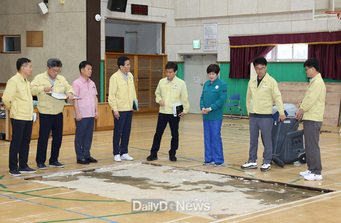 강은희 대구시교육감이 장마철을 맞아 호우에 취약한 교육현장을 집중 점검하고 있다. (사진=대구시교육청 제공)