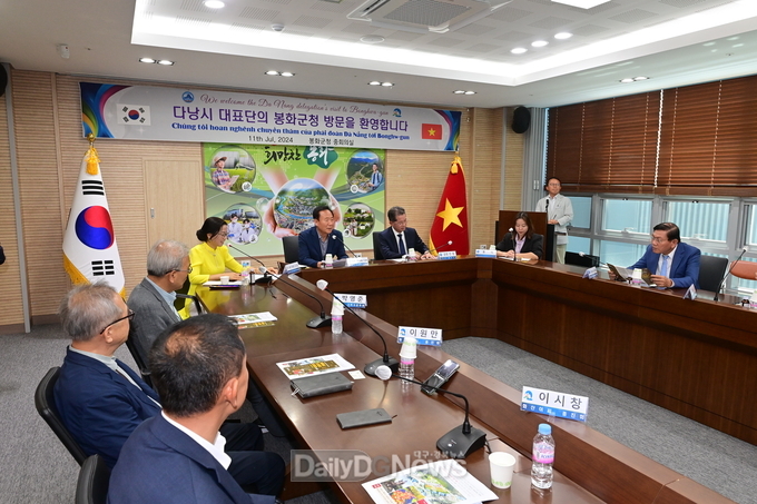 응웬 반 꽝 베트남 다낭 당서기를 비롯한 대표단 20여 명은 지난 11일 경북 봉화군 봉화읍 봉화군청과 봉성면 충효당을 방문했다
