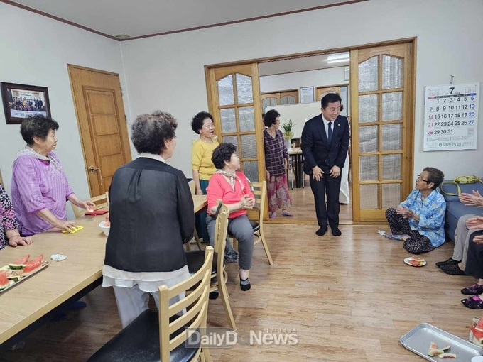 민중기 신임 와촌면장, 현장 소통 행보 위한 경로당 방문