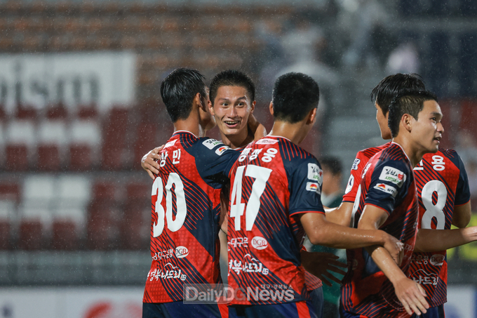 김천상무, 전북 4대 0 대파하며 1위 탈환
