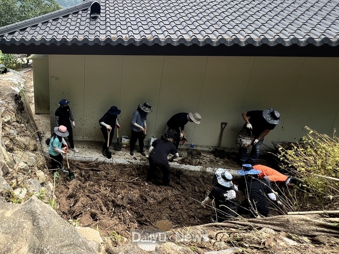 김천시 직원들, 봉산면에서 긴급 수해복구 구슬땀