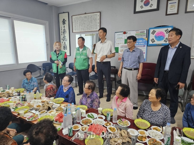 김천시 자산동 새마을협의회, ‘행복경로당’ 백숙 나눔 봉사
