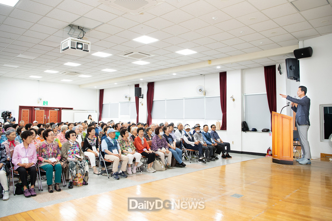 김장호 구미시장이 (사)대한노인회 구미시지회의 부설 노인대학 수강생 180여 명을 대상으로 특강을 실시하고 있다.