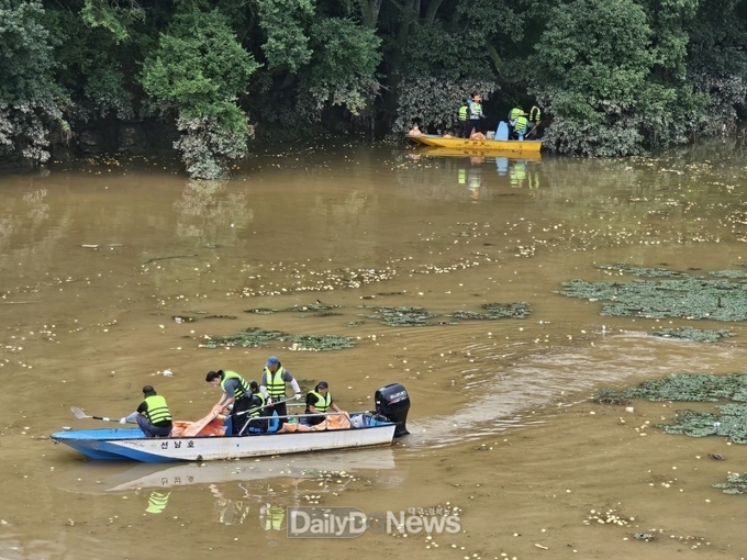 성주군 용암면, 낙동강 수생태계 보전 위한 폐참외 및 하천쓰레기 수거 정화활동 실시