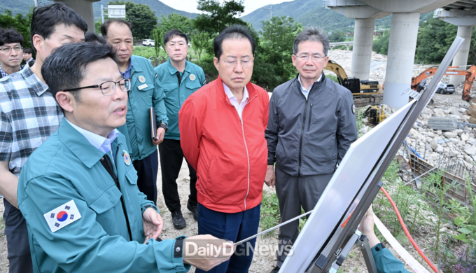 홍준표 대구시장. 군위군 부계면 수해복구현장 방문 모습. (사진=대구시 제공)