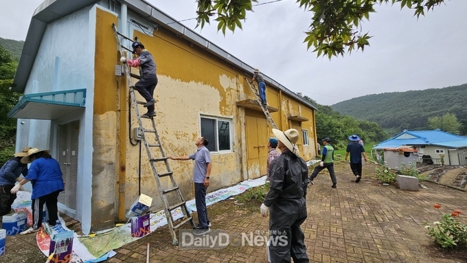 의성군종합자원봉사센터, 안사면 만리2리에 벽화봉사활동 실시