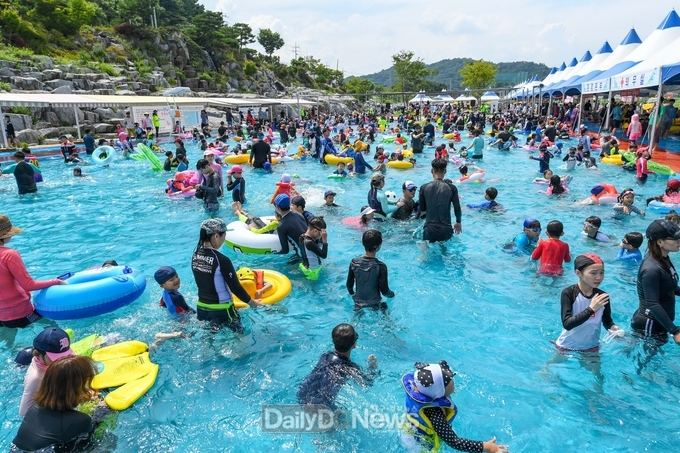 영주시는 휴가철을 맞아 물놀이시설 7개소 운영에 들어갔다(문정 야외물놀이장 모습).