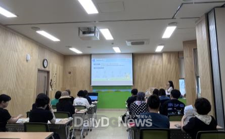 성주지역자활센터 등 치매 유관기관 종사자들이 교육을 받고 있다