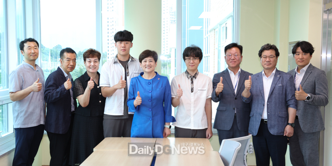 강은희 대구시교욱감이 23일 대구소프트웨어마이스터고를 방문해 전국 직업교육대회 출전하는 학생들을 격려했다. (사진=대구시교육청 제공)