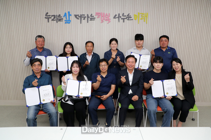 안동시, 이․통장 자녀 중 성적 우수 고등학생 및 대학생 13명 선발 장학금 전달