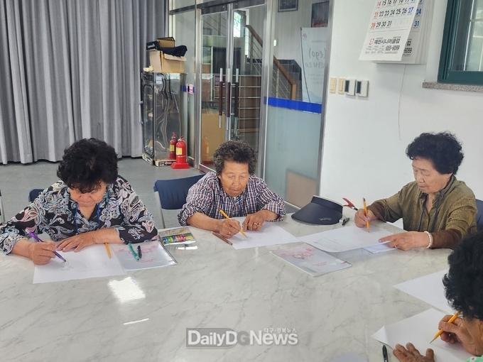 지역 어르신에게 다양한 문화활동 체험과 글쓰기 교육 실시