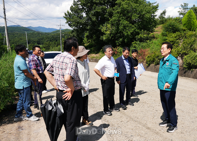 긴급 복구된 도로 상황을 점검하는 최기문 영천시장과 영천시 관계자들
