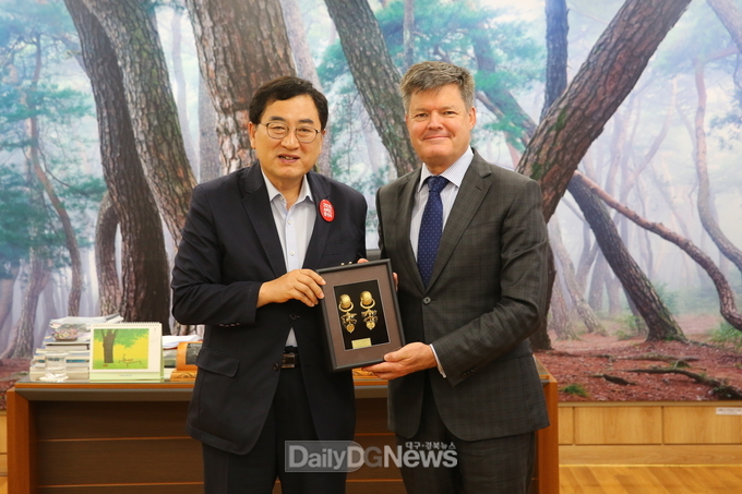 주낙영 경주시장이 29일 시장실에서 마티아스 프랑케 주한칠레대사를 접견한 후 기념 촬영을 하고 있다. (사진=경주시 제공)