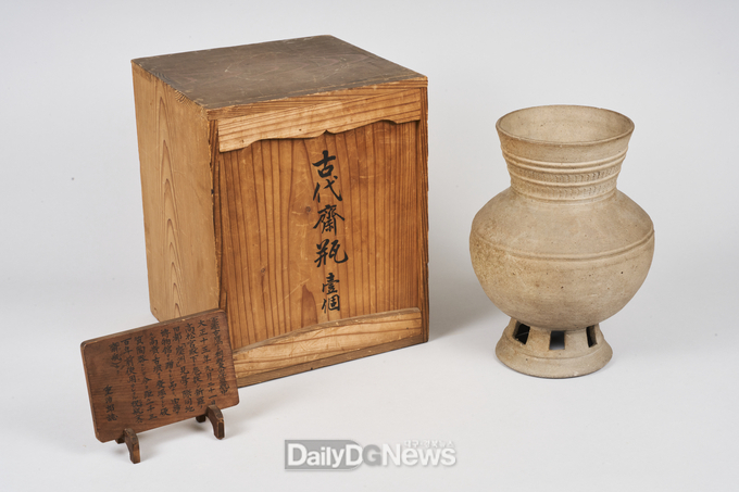 모로가가_반출한_굽달린_긴목_항아리_단체