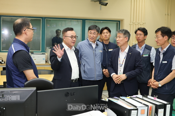 한울3호기 현장에서 직원들과 대화를 나누고 있는 황주호 한수원 사장(왼쪽에서 두번째)