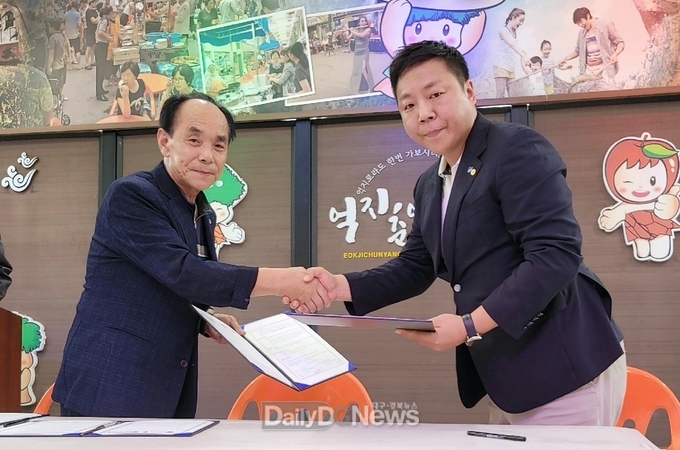 권로욱(사진 우측) 성동시장 상인회장이 지난달 29일 최명인 봉화억지춘양시장 상인회장과 함께 상권 활성화 및 전통시장 자생력 강화를 위한 업무협약을 체결하고 있다.