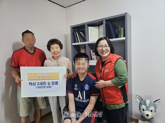 다문화가족 학생에게 책상·가구 지원