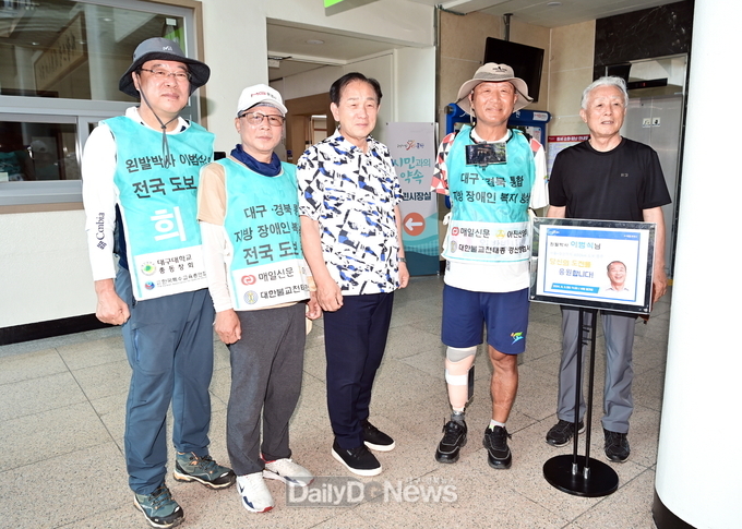 문경시, 서울-경산 도보 종주하는 이범식 왼발박사 환영