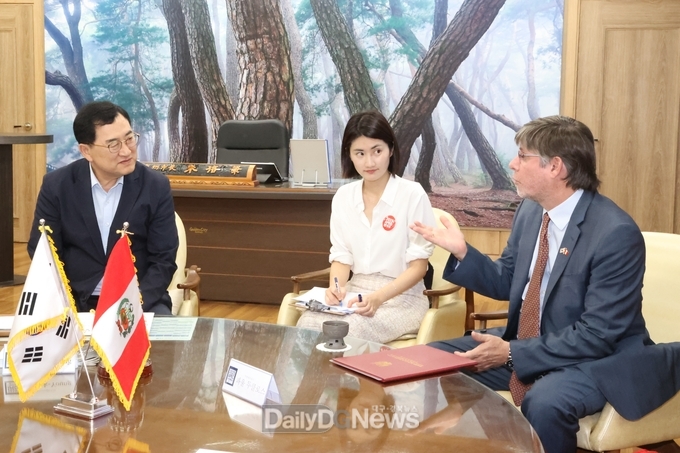 주낙영 경주시장이 지난 5일 시장실에서 파울 두클로스 주한페루대사와 환담을 나누고 있다.<br>
