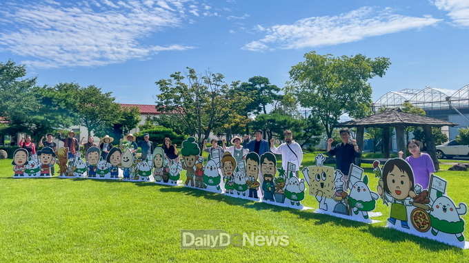  참여 농장 10개소 대표들이 농장별 캐릭터와 함께 기념촬영을 하고 있다