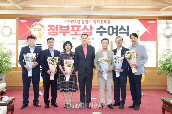 포항시는 9일 시청 대외협력실에서 2024년 상반기 퇴직자에 대한 정부포상 수여식을 개최했다. (왼쪽부터 전 흥해읍장 박용생, 전 신광면장 구진규, 전 북구 세무과장 강용분, 이강덕 포항시장, 전 북구 자치행정과장 손석민, 전 우창동장 김기출, 전 환경정책과장 신정혁)