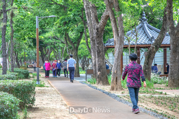 대구시 ‘우리 동네 걷기 좋은 길’ 공모전에서 대상을 수상한 경부선 철도변 완충녹지 산책로. (사진=서구 제공)