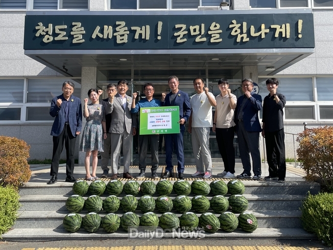 금천면 김득곤 새마을지도, 지역 경로당 30개소에 수박 전달