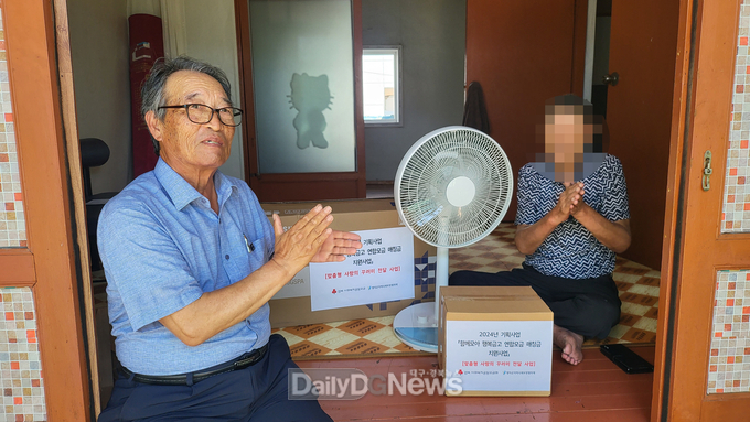 영덕군 지역사회보장협의체. 폭염취약 이웃 생필품 지원 모습. (사진=영덕군 제공)