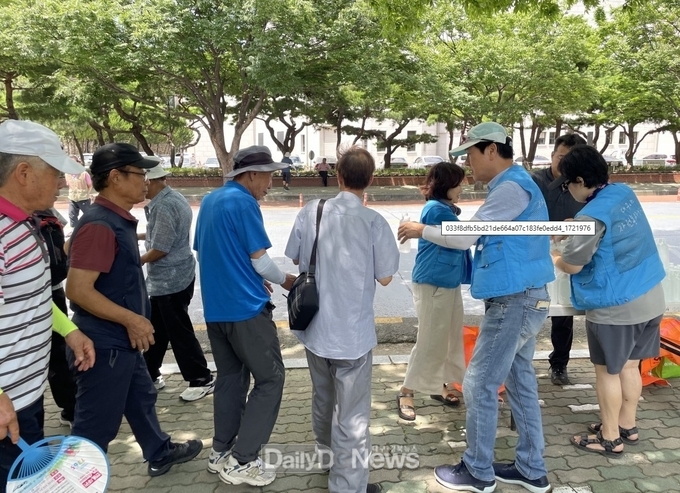 대구 달서구. 시원한 음용 수돗물 ‘청라수’ 배부 모습. (사진=달서구 제공)