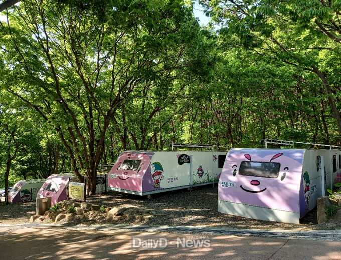 달성군은 이달부터 ‘다둥이 가족 캠핑 카라반 이용요금 지원 사업’을 전면 확대 시행한다고 밝혔다. (사진=달성군 제공)