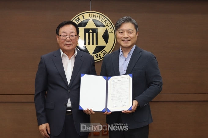 구미대학교 제공) 이승환 총장(우)과 장정석 ㈜사유원 총괄상무(좌)가 협약 후 기념 촬영을 하고 있다.