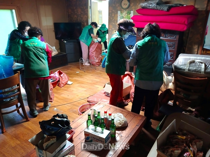 의성 옥산면 새마을남녀지도자, 독거노인 집청소 활동 실시