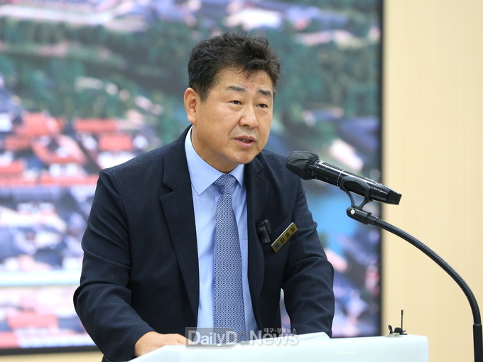  진병철 보건소장이 29일 시청 대회의실에서 시정현안 언론브리핑을 진행하고 있다