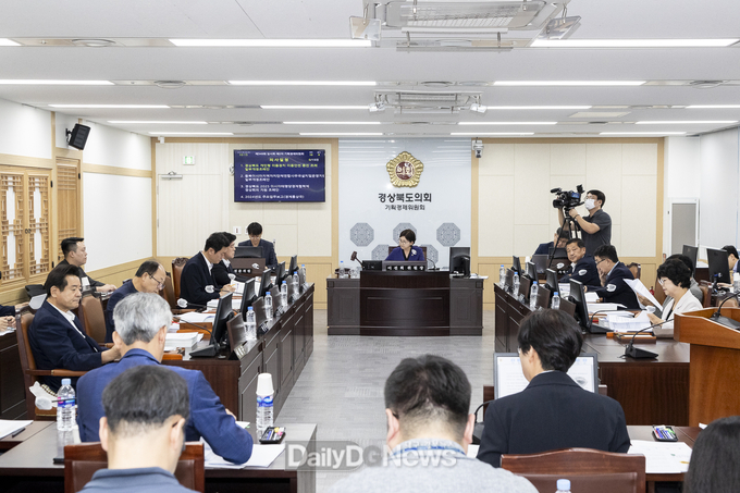 경북도의회 기획경제위, 첫 업무보고에서 현안사항 점검