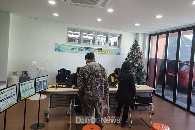 국내산 수산물을 구입한 시민들이 온누리상품권을 환급받고 있다