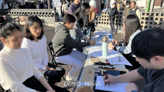 지난해 웹툰 작가들이 방문객들의 얼굴을 묘사하는 캐리커처를 그리고 있다.