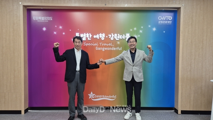 김남일 경북문화관광공사 사장(왼쪽)과 최성현 강원관광재단 대표이사가 지난 6월 동해안 관광 공동세일즈 간담회 후 기념촬영을 하고 있다.