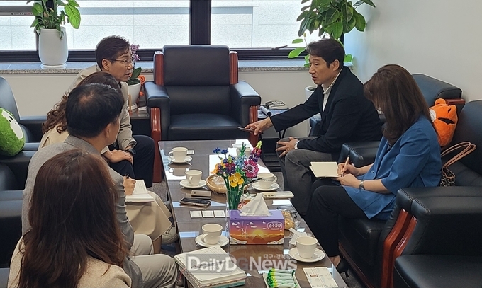 동해선 개통을 앞두고 김남일 경북문화관광공사 사장(오른쪽)과 최성현 강원관광재단 대표이사는 지난 6월 동해안 관광 공동세일즈 방안에 대해 논의하고 있다.