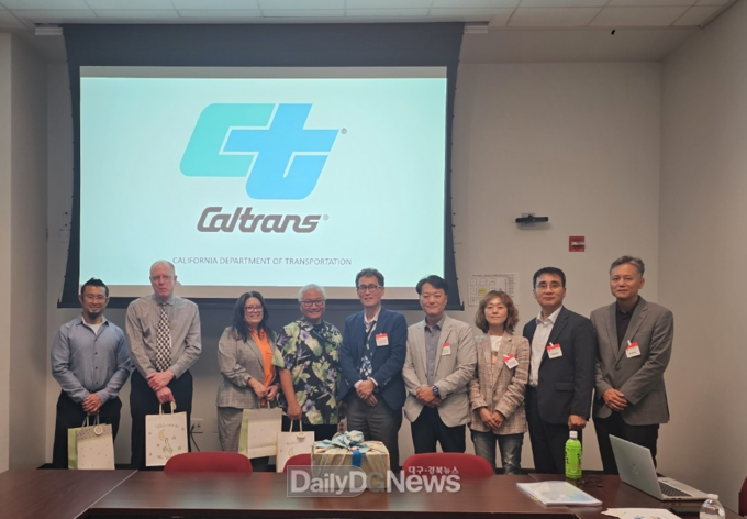 9월 9일 Caltrans LA본부에서 함진규 한국도로공사 사장(왼쪽 다섯 번째), 업무관계자들이 캘리포니아 교통국 관계자들과 협력 회의 후 기념촬영을 하고 있다