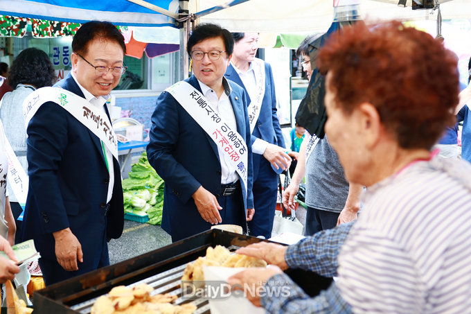 박형수 국회의원 손병복 울진군수 명절 대목 장보기 나서..울진 추석맞이 전통시장 장보기 실시