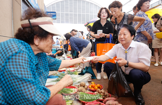 성주군, 추석맞이 전통시장 장보기 행사 및 물가안정 캠페인 개최