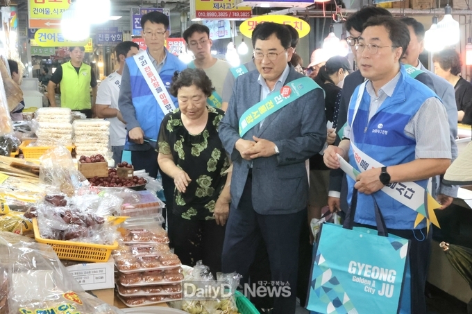 주낙영 시장과 관계자들이 13일 성동시장에서 전통시장 장보기 행사에 참여하고 있다