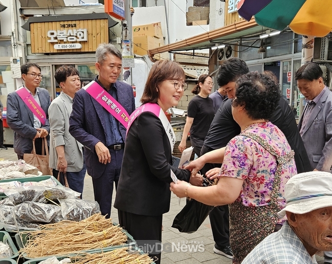 양금희 경제부지사, 추석맞이 전통시장 장보기 나서