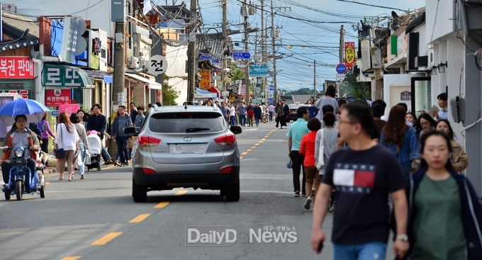 보행로가 없어 차량과 사람이 뒤엉켜 극심한 혼잡과 전선이 거미줄처럼 얽혀있던 과거의 황리단길 모습